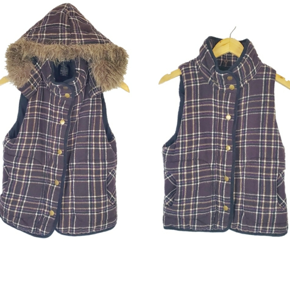 Wet Seal sleeveless vest with detachable fur hood